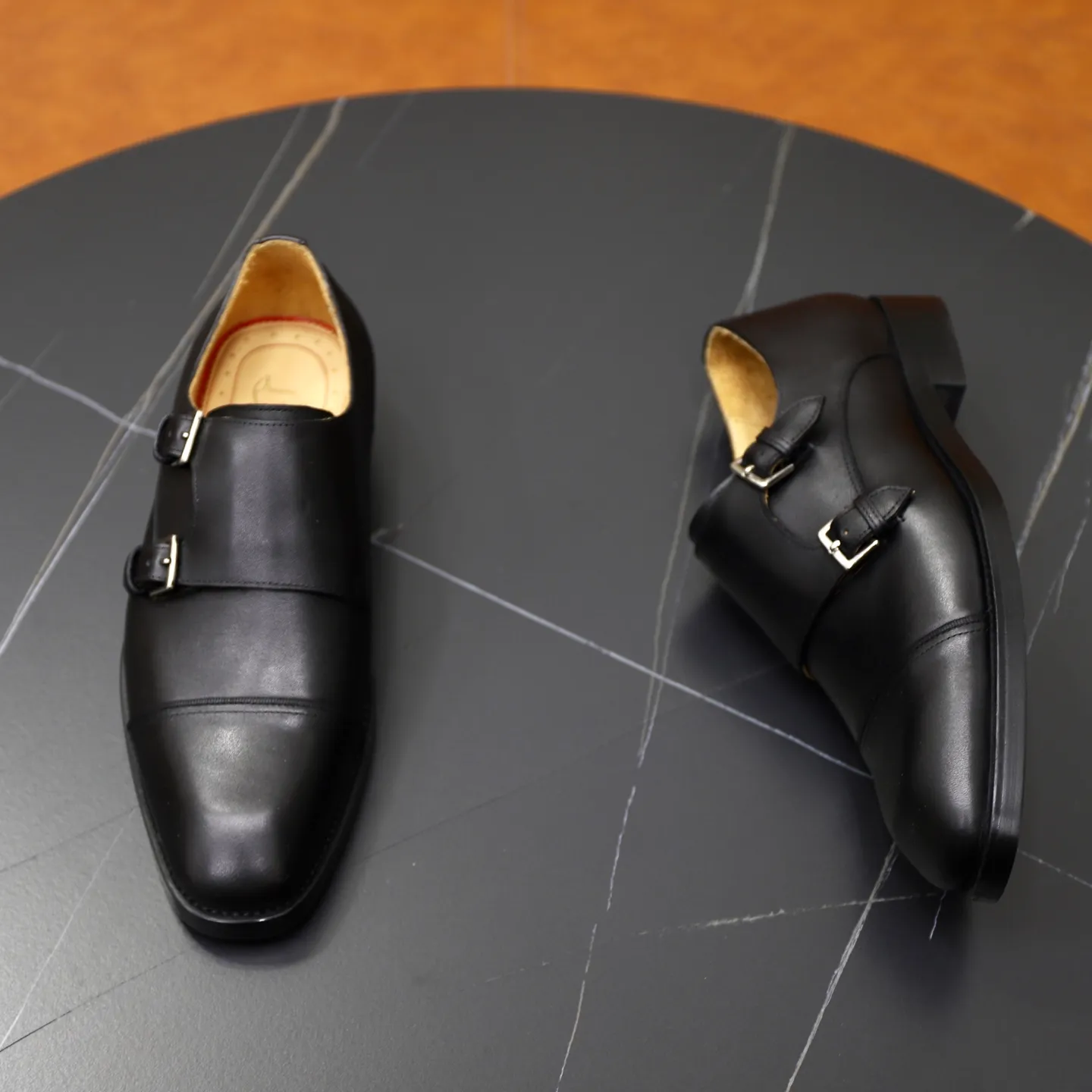 Ex-factory price: 620💰Christia*.Loubouti*🆑High-end men’s business formal leather shoes | Classic red sole shoes | Original imported first-layer cowhide | Water-dyed cowhide lining | Italian imported red rubber outsole | High-end luxury | Perfect interpretation of fashion, sunshine, style, suitable for various occasions Size: 39-44 (38.45 custom-made)